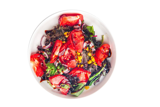 トマトサラダタマネギレタステーブルの上の野菜料理コピースペースフード背景  - 写真・画像