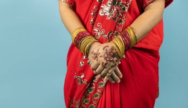 Hindu woman paint mehndi on hand in traditional Indian costume saree dress. - Foto, afbeelding