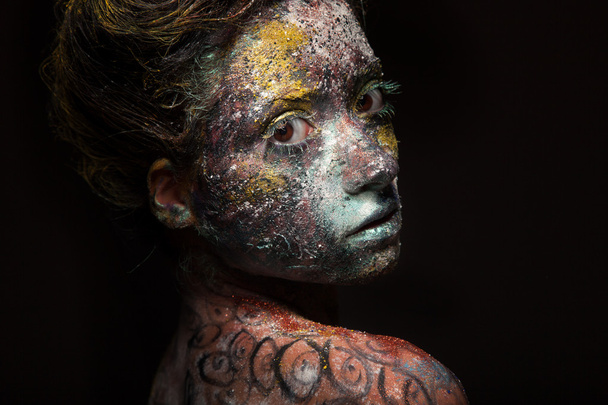 Vrouw met ongewone verf make-up - Foto, afbeelding