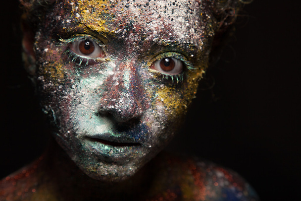Mujer con maquillaje de pintura inusual
 - Foto, Imagen