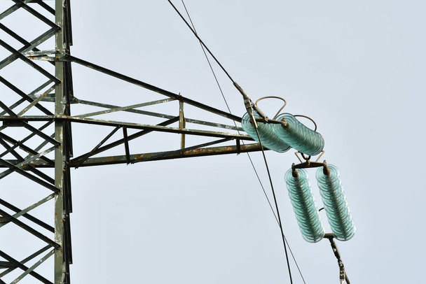 Détail des isolateurs sur un treillis de courant électrique d'une ligne de distribution. - Photo, image