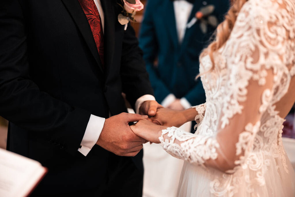 Manos, foto del hombre y la mujer con anillo de bodas, novio y novia durante el gran día, el amor - Foto, Imagen