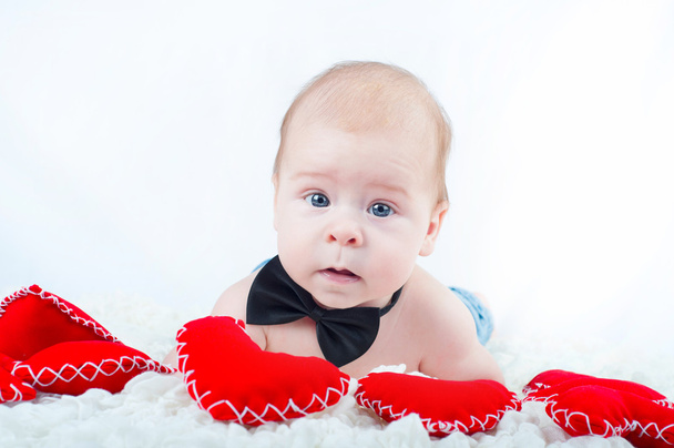 Küçük güzel çocuk papyon ve kırmızı kalp - Fotoğraf, Görsel