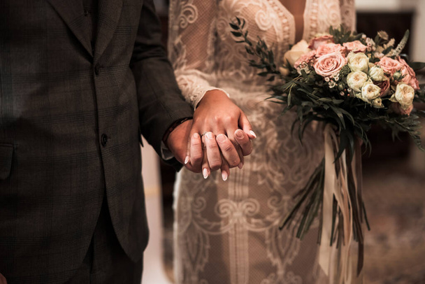 Mains, image de l'homme et de la femme avec bague de mariage, marié et mariée pendant le grand jour, amour - Photo, image