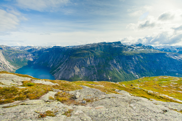 Beautiful norwegian landscape with mountains on the the way to trolltunga - Foto, afbeelding