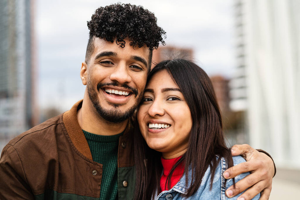 Ευτυχισμένο νεαρό ζευγάρι Λατίνων ισπανόφωνων που διασκεδάζουν ραντεβού σε εξωτερικούς χώρους - Φωτογραφία, εικόνα