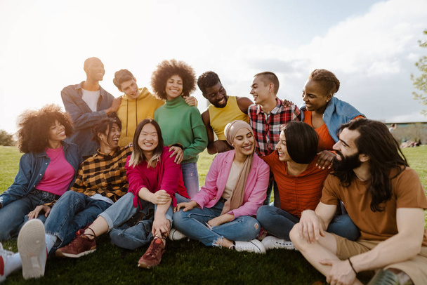 Gruppe junger multiethnischer Freunde vergnügt sich gemeinsam im Park - Konzept Freundschaft und Vielfalt - Foto, Bild