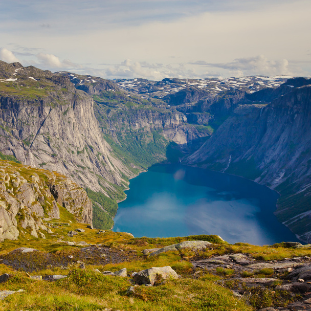 Beautiful norwegian landscape with mountains on the the way to trolltunga - Foto, afbeelding