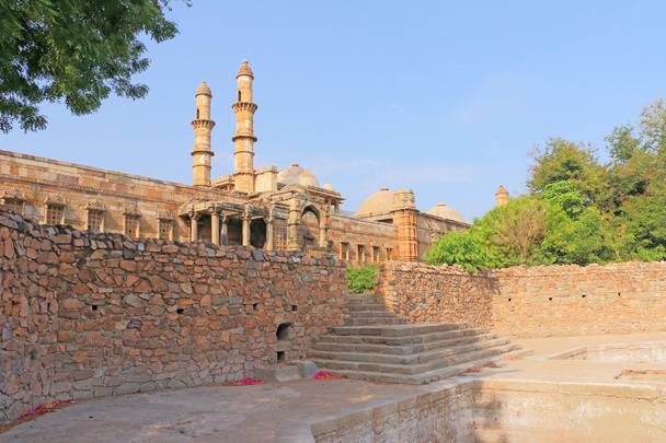 Edificios antiguos en el Parque Arqueológico Pavagadh Patrimonio de la Humanidad
 - Foto, imagen