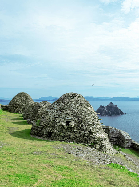 Impresionante vista desde la isla Skellig del mar en verano (ruinas del monasterio cristiano en primer plano). UNESCO Patrimonio de la Humanidad, Irlanda - Foto, imagen