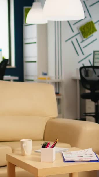 Intérieur de la salle d'entreprise lumineuse confortable avec petite table et canapé confortable, chaises élégantes modernes et ordinateur de bureau, tout prêt pour les employés. Bureau spacieux vide d'espace de travail créatif. - Séquence, vidéo