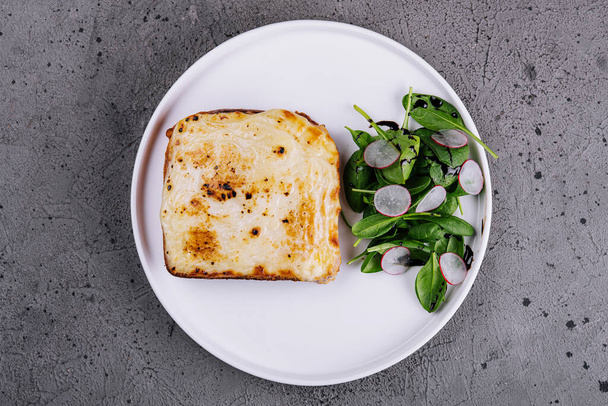 Toast Croc Monsieur with green salad - Foto, immagini