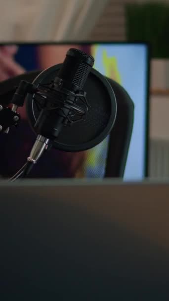 Vidéo verticale : Podcast home studio dans le salon avec équipement de brodcasting professionnel avec personne dedans. Influenceur enregistrement de contenu de médias sociaux avec microphone de production, internet numérique - Séquence, vidéo