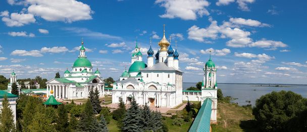 panorama do mosteiro antigo na cidade de Rostov
 - Foto, Imagem