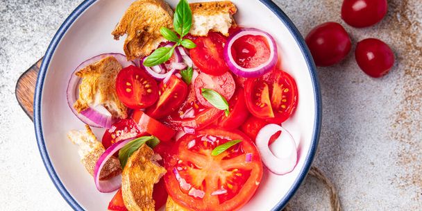 salade tomaat panzanella brood, ui plantaardige maaltijd voedsel snack op de tafel kopieer ruimte voedsel achtergrond   - Foto, afbeelding