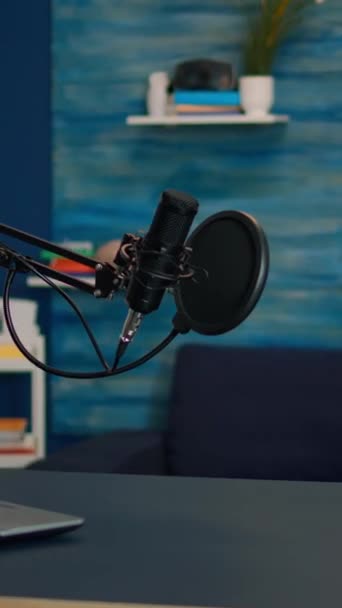 Dikey video: Gece podcast sırasında boş bir yaşam odası stüdyosunda kayıt ve konuşma istasyonu. Sosyal medya içeriğini prodüksiyon mikrofonu ve dijital internet ile kaydeden nüfuzlu kişi - Video, Çekim