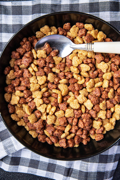 Cornflakes Vollkorn-Frühstück Milch Mahlzeit Lebensmittel Snack auf dem Tisch kopieren Raum Lebensmittel Hintergrund  - Foto, Bild