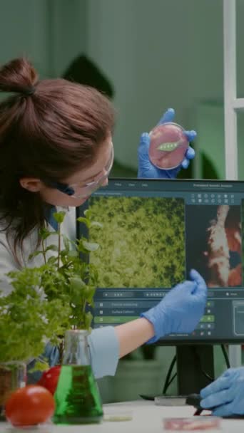 Vertical video: Biologit puhuvat vegaani lihanäyte tarkkailun biokemia asiantuntemusta kemia kokeilu tietokoneella. Lääketieteellinen tiimi tutkii kasviperäisten elintarvikkeiden muunnettu geneettisesti - Materiaali, video