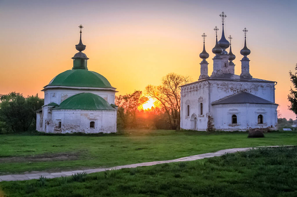 Chiesa ortodossa al tramonto d'oro, Suzdal, anello d'oro della Russia - Foto, immagini