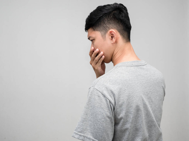 Азиатский мужчина серая рубашка повернуть назад обеспокоенные эмоции изолированы - Фото, изображение