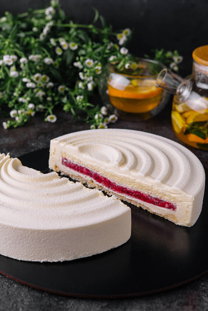 Elegante pastel de mousse francés cubierto con terciopelo de chocolate blanco - Foto, imagen