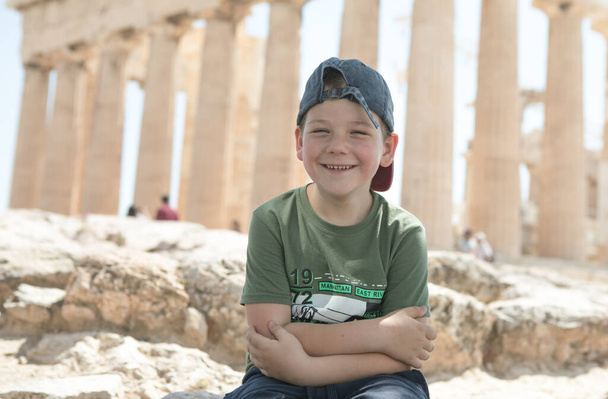 パルテノン神殿,アテネのアクロポリスで晴れた日に古いギリシャの遺跡,ギリシャ.素晴らしいと美しい遺跡と丘の上にアテネのアクロポリス｜Parthenon - 写真・画像