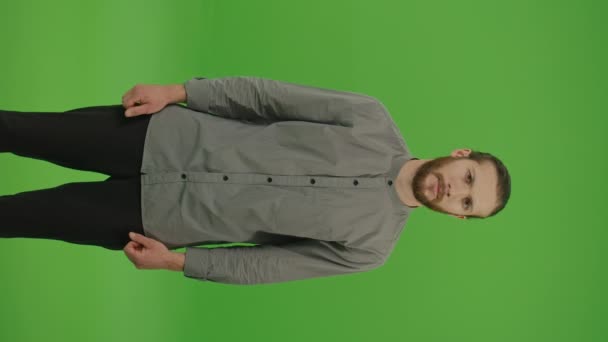 Nuori motivoitunut monikulttuurinen kihara freelancer opiskelija mies denim paita tunne pettynyt ja tehdä peukalot alas ele suoraan kameran vihreä näyttö tausta - Materiaali, video