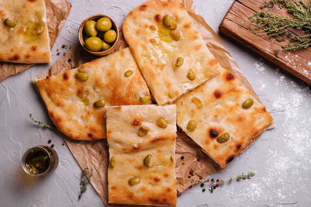 Golden baked traditional Italian focaccia bread with green olives - Foto, immagini