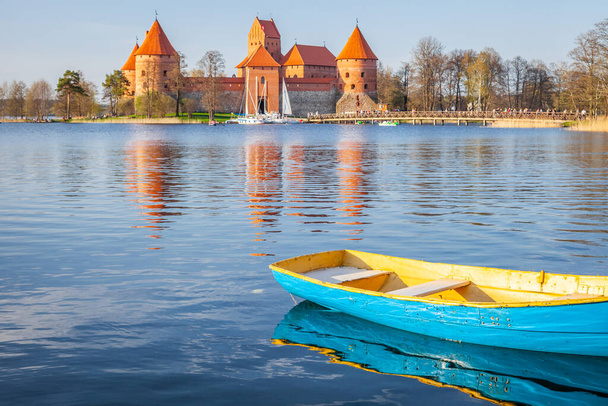 Idilli Trakai kastély vízen úszó hajóval előtérben, Litvánia - Fotó, kép