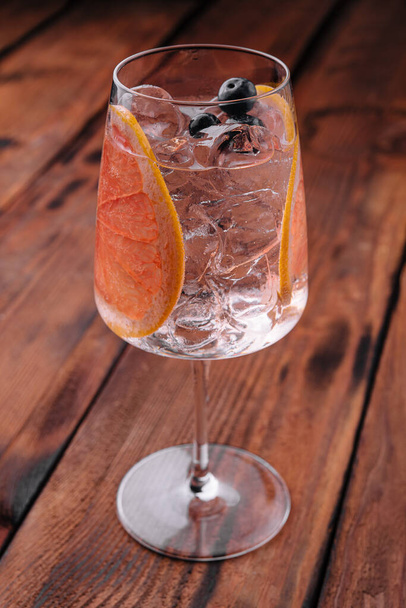 Gin and Tonic cocktail with grapefruit - Fotoğraf, Görsel