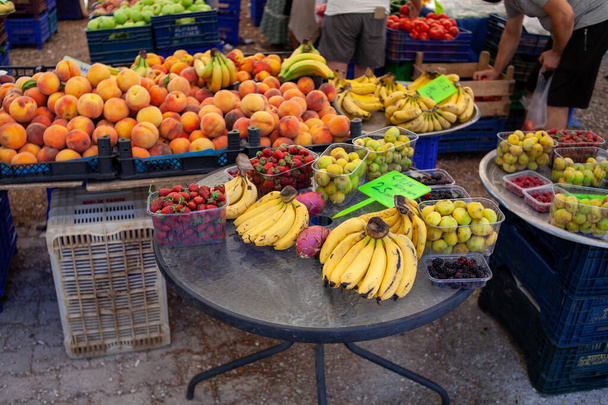 Lidé nakupují čerstvé ovoce a zeleninu na trhu pod širým nebem. Turecký bazar s čerstvým a zralým ovocem a zeleninou - Fotografie, Obrázek