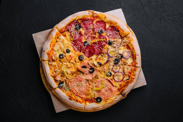 Farklı lezzetli pizzaların dilimleriyle kompozisyon - Fotoğraf, Görsel
