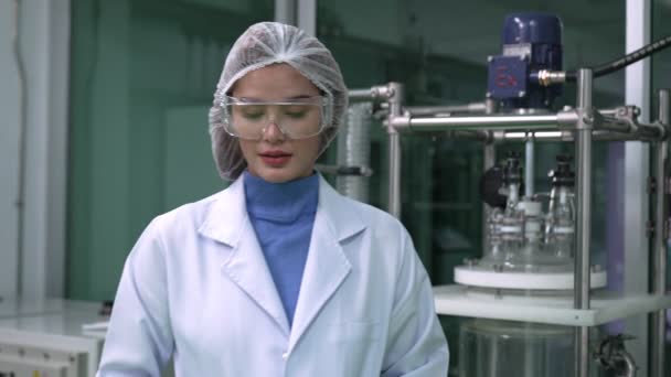 Ritratto di una scienziata in uniforme che lavora in laboratorio curativo per esperimenti chimici e biomedici - Filmati, video