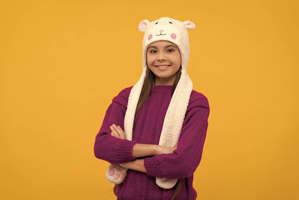счастливая девочка-подросток носить вязаную шляпу, мода. - Фото, изображение