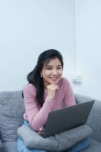 Portrait of a beautiful Asian teenage girl using a computer. - Fotoğraf, Görsel