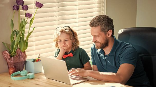 Ευτυχισμένος μπαμπάς ή δάσκαλος βοηθώντας το παιδί του σχολείου σε γυαλιά μελέτη με υπολογιστή στην τάξη, σπασίκλας. - Φωτογραφία, εικόνα