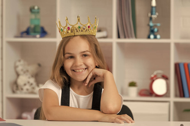 mosolygó gyermek királynő koronát az iskolában osztályteremben. - Fotó, kép