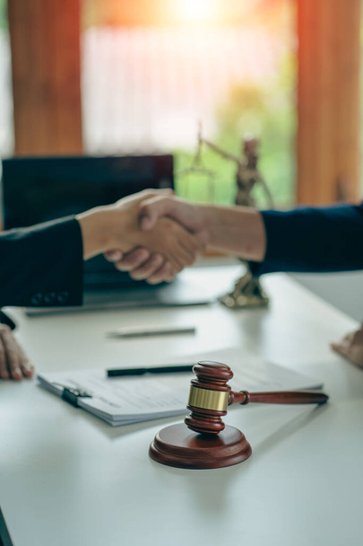 Επιχειρηματίες σφίγγουν το χέρι για να σφραγίσει μια συμφωνία με ένα δικηγόρο εταίρο ή έναν δικηγόρο που συζητά συμβάσεις, συμβουλές, νομικές υπηρεσίες. - Φωτογραφία, εικόνα