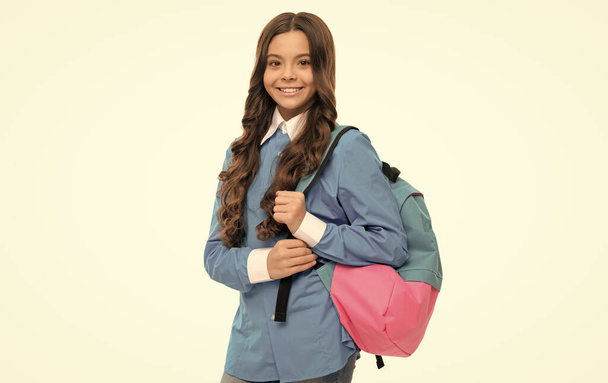 glückliches Gesicht von Teenie-Mädchen mit langen lockigen Haaren halten Schultasche isoliert auf weiß, High School. - Foto, Bild