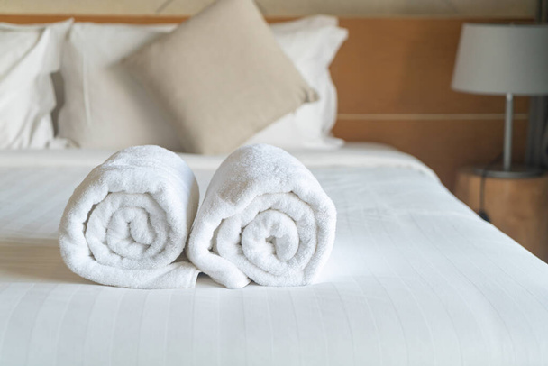 close-up white towel on bed in bedroom - Foto, Bild