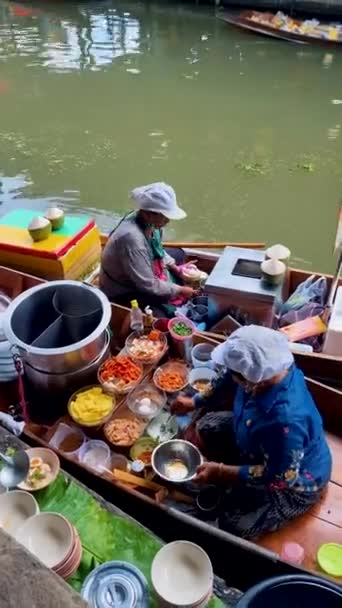 Ihmiset Damnoen saduak kelluva markkinoilla, Bangkok Thaimaa. värikäs kelluva markkinoilla Thaimaassa - Materiaali, video