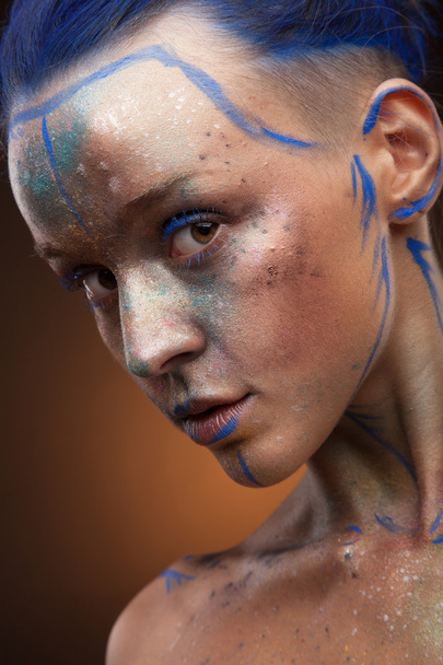 Emotionele meisje met creatieve gezicht kunst - Foto, afbeelding
