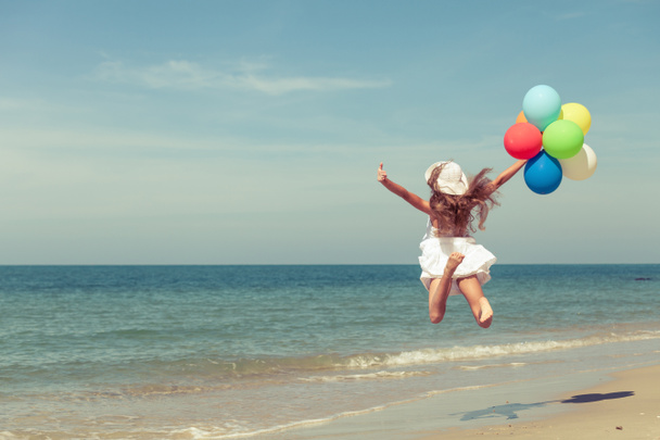 teen ragazza jumping su il spiaggia - Foto, immagini