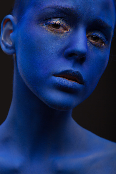 Woman with creative blue face art - Valokuva, kuva