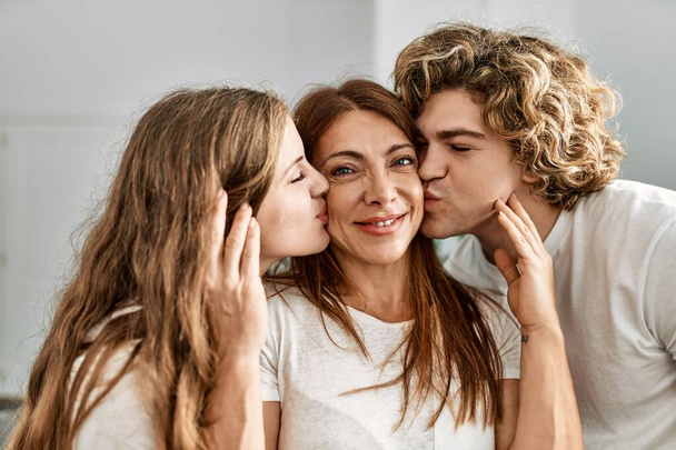 Mama i para całują się i przytulają stojąc w domu - Zdjęcie, obraz