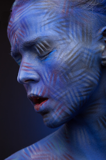 Donna con creativo volto blu arte
 - Foto, immagini