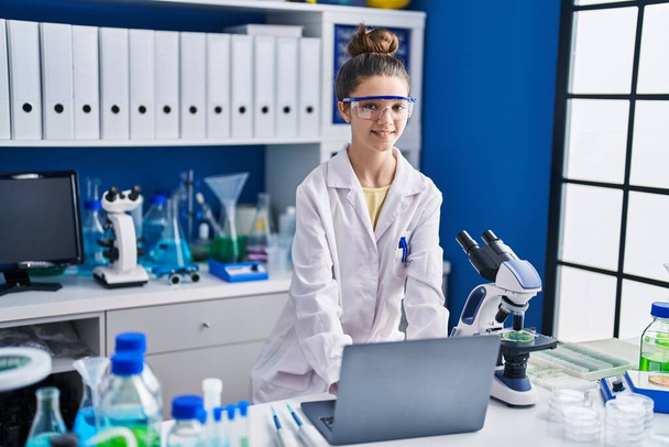 Entzückende Wissenschaftlerin arbeitet mit Laptop im Labor - Foto, Bild