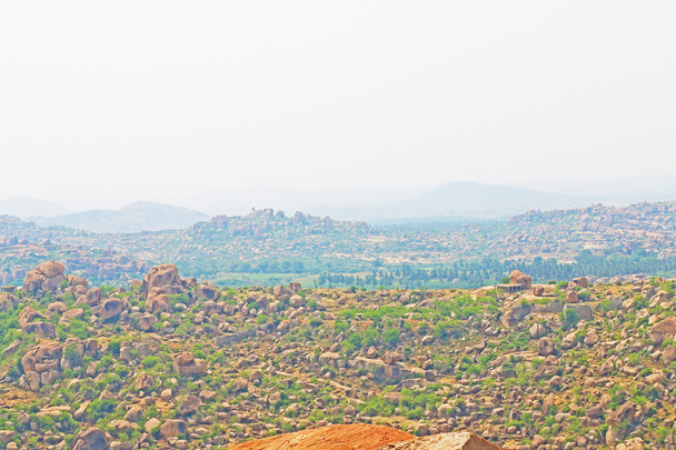Hampi à couper le souffle et immense site du patrimoine mondial de l'UNESCO Karnatak
 - Photo, image