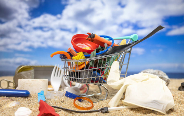 Торговий візок, повний сміття і сміття на красивому пляжі
  - Фото, зображення