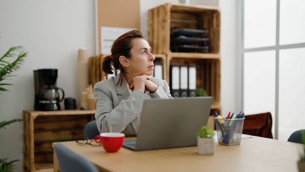 Latynoska kobieta w średnim wieku pracująca w biurze - Zdjęcie, obraz